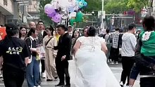 女子穿婚纱街头拉横幅求婚，“不答应我就跪着不起来了”，被拒绝后女子崩溃痛哭转身离去……