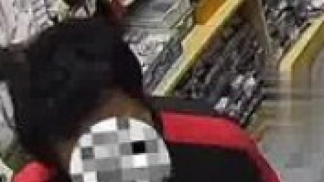 男子走进商铺后，掏出现金对着女店员称：我是你儿子