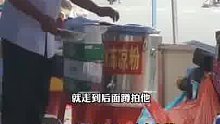 意外拍到老板将剩饭回桶