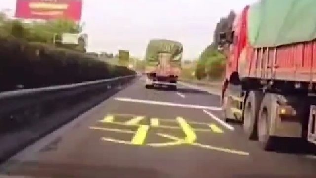 很多新手不知道开高速为啥大车会故意别他