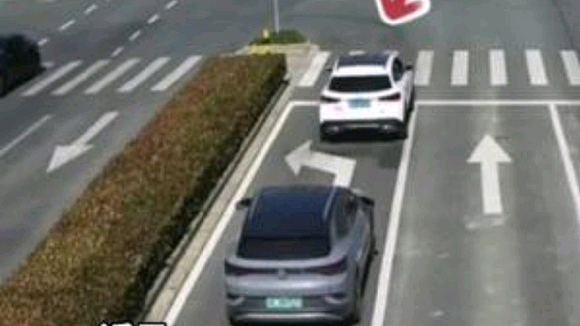 女子骑摩托车拐弯害怕刮蹭骑车，结果摔了个脸着地