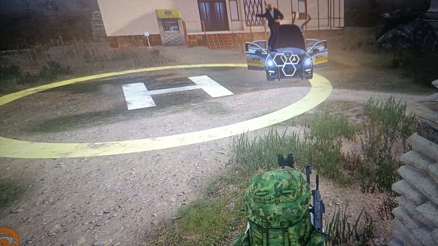 4个人抢了一辆警车后已经开始疯狂《武装突袭生活服》