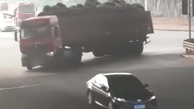 司机几声喇叭救了两个家庭！