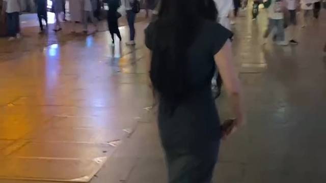 抓住一枚一个人闲逛女生