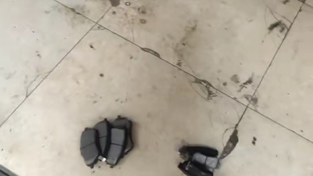 广汽传祺GS5更换前后陶瓷刹车片进行中感谢哥们信任与支持