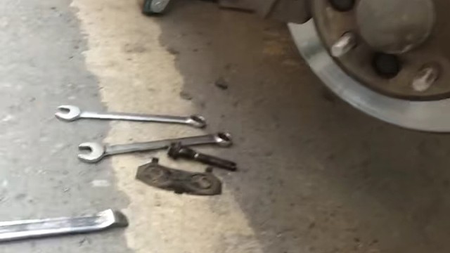 东风菱智M3更换陶瓷前刹车片一对进行中