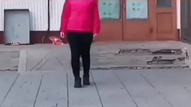 运动神经元的患者用机械通气，不能很好的清理呼吸道，要定时翻身拍背，吸呼吸道的分泌物，湿化气道，无菌操