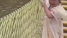 国庆节爸爸带娃不小心把女儿摇下吊桥，网友：爸爸带娃，有点废娃