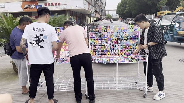 小伙摆地摊卖万能手机壳买车又买房