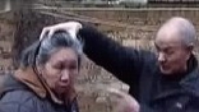 80岁老父亲拆迁获赔五套房，三套房给儿子，只因想把两套给两个女儿竟遭儿子毒da