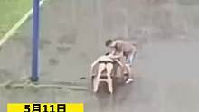 俩男子在雨中搓澡，网友：还刻意找的篮球架下面？显得你俩有花洒？