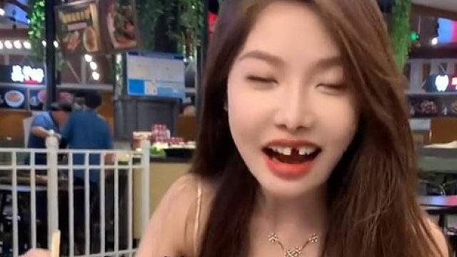女生吃花甲粉把牙吃掉了，在碗里找了半天牙，网友：牙装上去气质都变了