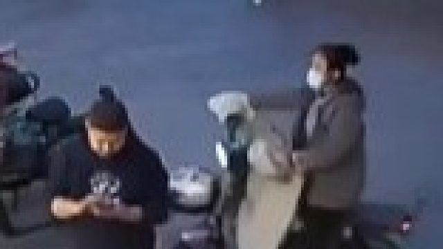 婆婆大闹儿子儿媳水果店 砸西瓜、踹电动车