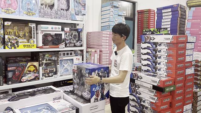 摆地摊卖玩具现场人山人海