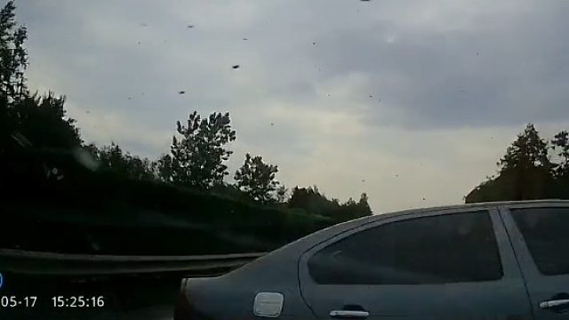 驾驶员：我车失控了，他就撞我了