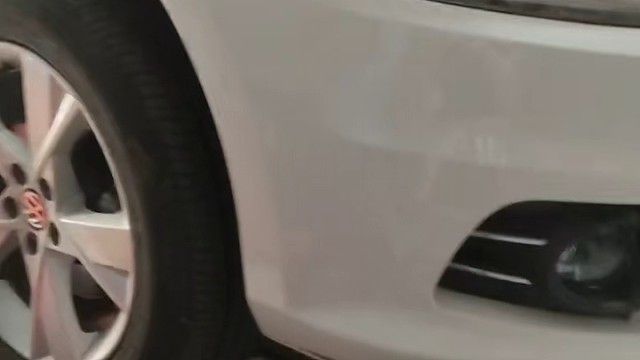 大众宝来1.6L更换机油和三滤进行中感谢哥们信任与支持