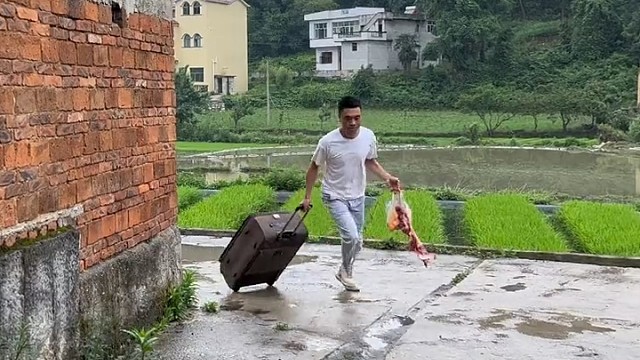 男人在外不易，女人守家也不易