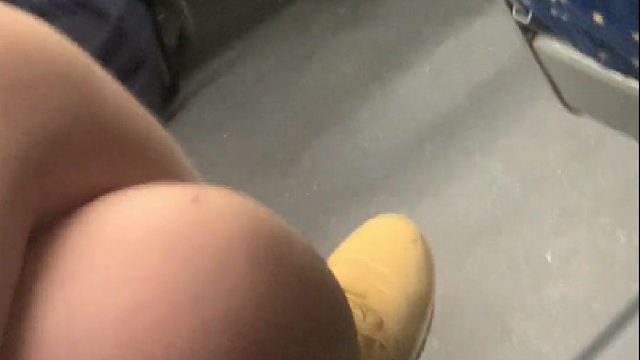 熊孩子在高铁车厢大吵大闹，男子忍无可忍大声呵斥！