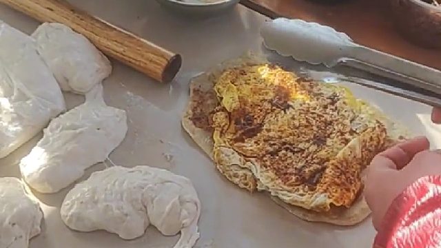 男子买馅饼遇上“犟”老板，不想要的全被老板说服，网友：一切回答显得那么多余。