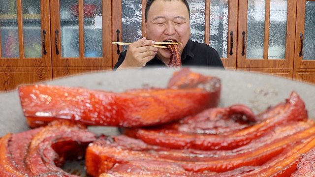 阿强馋了，简单烀个五花肉，配两种秘制辣椒酱，大口吃肉，超过瘾