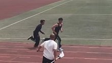俩学生跑步偷懒，老师拿出四十米大刀追赶，网友：这速度不就上来了么