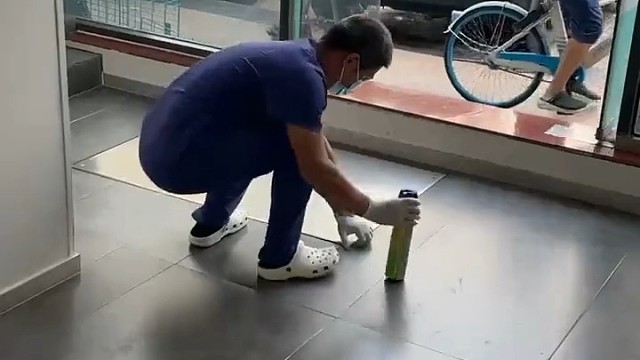 蟑螂:小哥哥又来给人家宿舍消毒啦～～