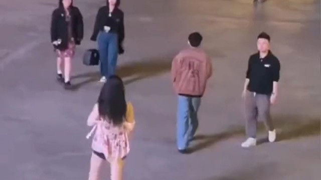 一步三回头，每个男人都一样！