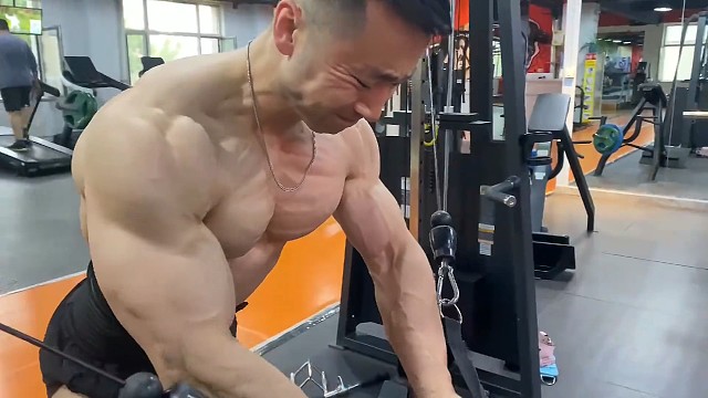 肌肉猛男绳索夹胸训练，打造拉丝的胸肌
