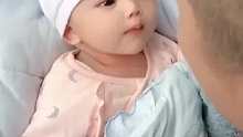 一个月宝宝温柔的看着爸爸！