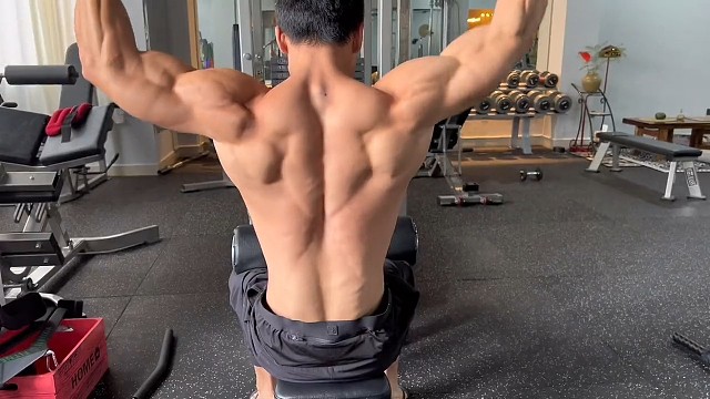 肌肉猛男高位下拉背部训练动作