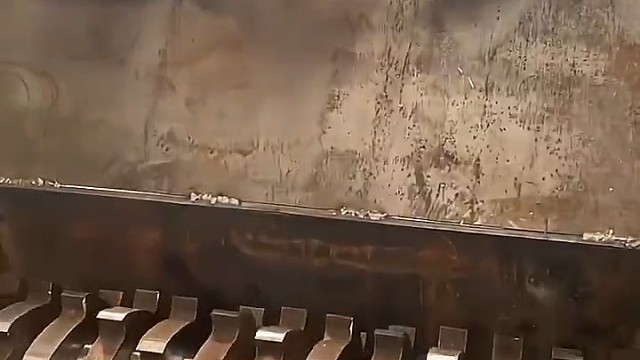 仔细看，超牛撕碎机，超牛的铁锹。