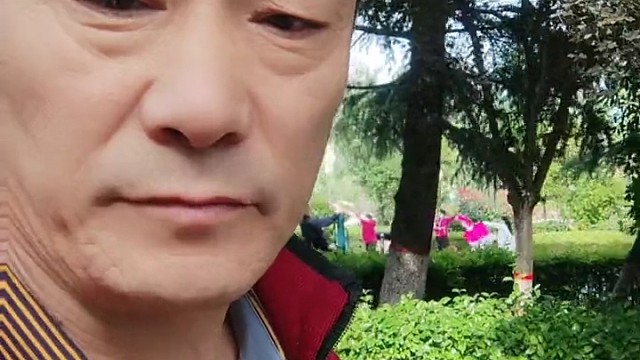 把狗狗叫儿子的女人