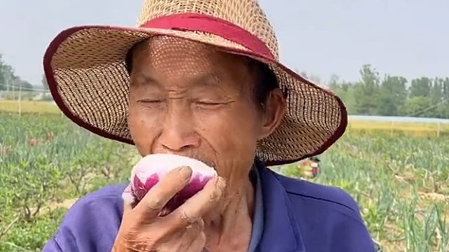 大爷辣的眼睛都睁不开了，你还一口接一口，一点也不靠谱！