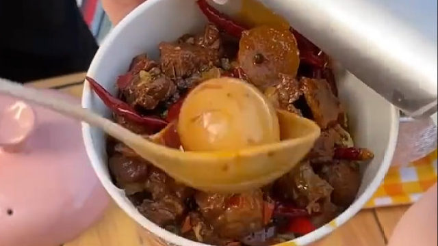 这样一份牛肉面16块，裤衩亏没了吧