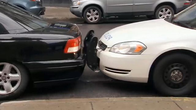 警察吃了面包犯醉玩起了碰碰车