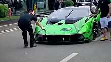 全球限量40台的兰博基尼SCV12是这样出门的，几千W的牛还认人拉着走，这是怕一脚油门踩飞起来吗