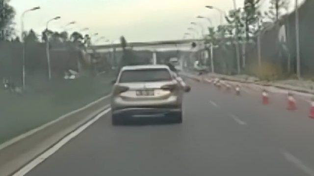 小孩从车窗爬出跌下，惊呆后车司机紧急避让！