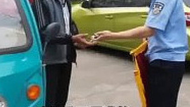 三轮车被偷，民警帮忙找回，发现小偷竟把车给翻新