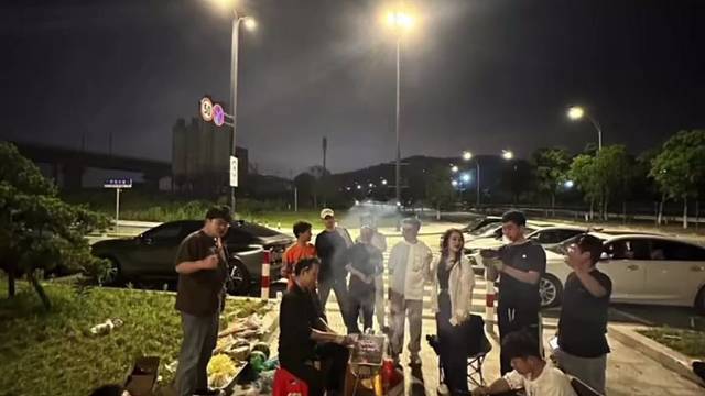 一辆车，一群人