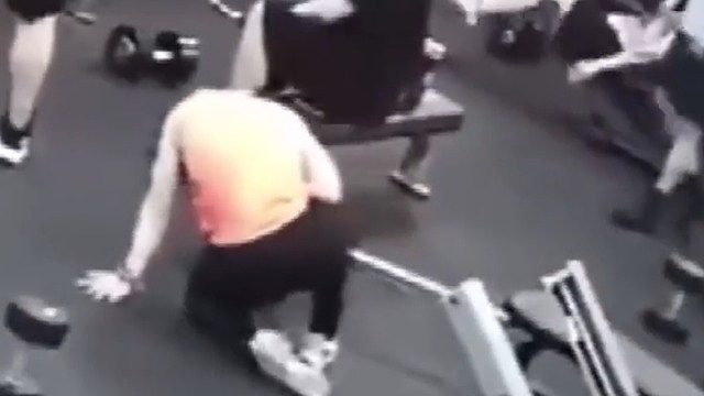 男子在健身房被杠铃砸伤，健身时务必要注意安全啊！