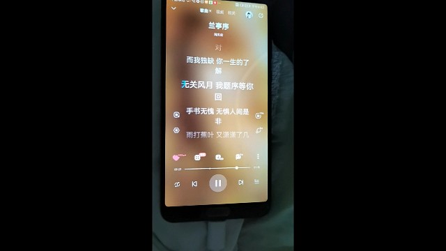 在努力学习无光哥哥叮嘱要学的歌曲，真的很认真哦！