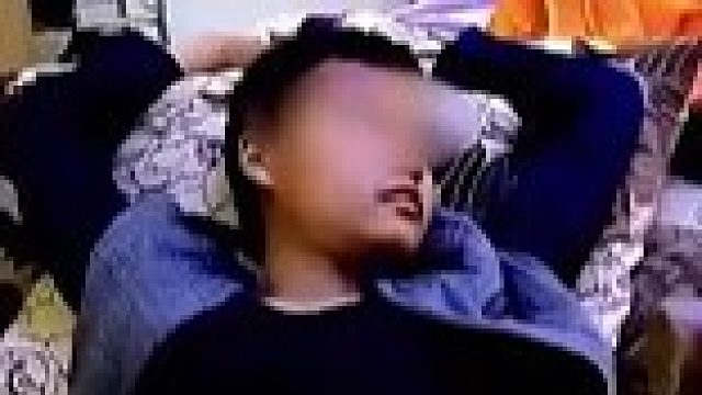 此时出现了一位掰手指的靓仔