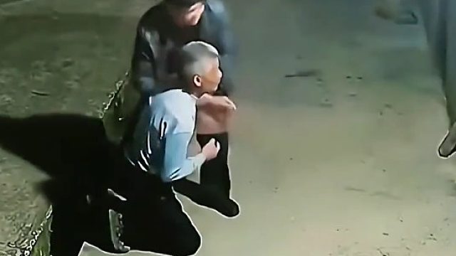 这一跪用尽了全力，泪目了