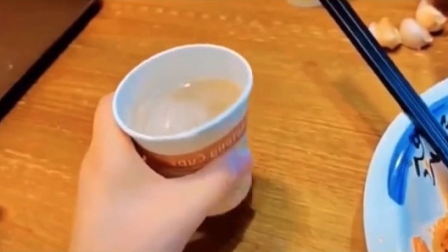 拿杯子手抖，喝酒加重