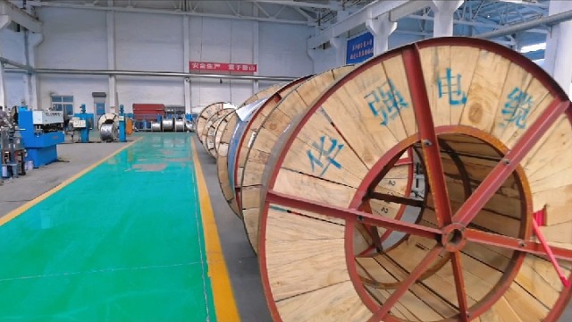 那是因为很多电缆盘重量都是上吨的，电缆线之间挤压，容易变形影响质量。