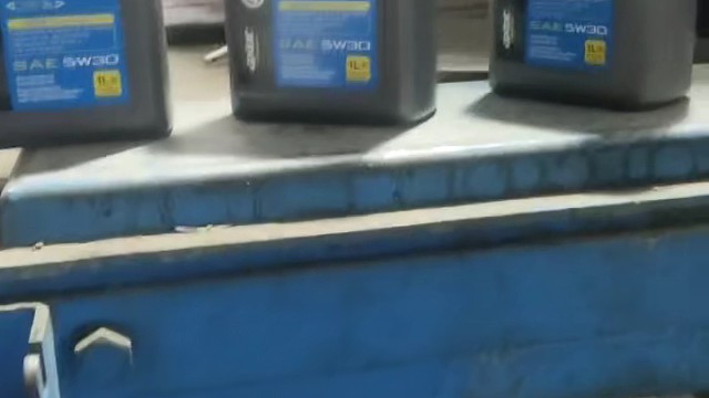 尼桑新骊威更换绅途高性能全合成机油和机油滤进行中感谢哥们信任与支持