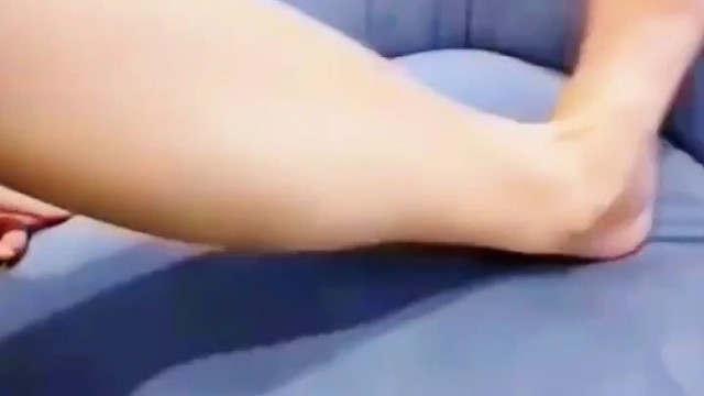 不安腿综合征，又名不宁腿综合征。主要表现为不明原因的小腿深部难以忍受的似痛非痛性不适，常在休息时发作