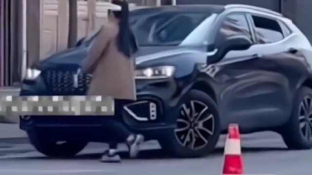 女子不会侧方停车，竟然手动推车操作！