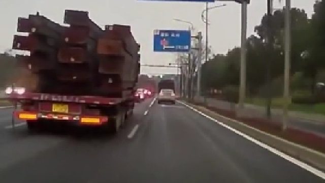 惊险一刻！前面大货车上面货物突然掉落