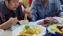 一酒席上大爷不停地给老伴夹菜剥虾